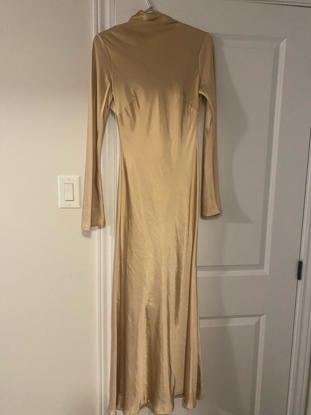 Elegant Long-Sleeve Satin Maxi Dress in Light Gold